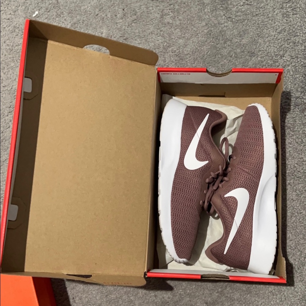 🔥🔥 Women’s Nike Tanjun *mauve color*